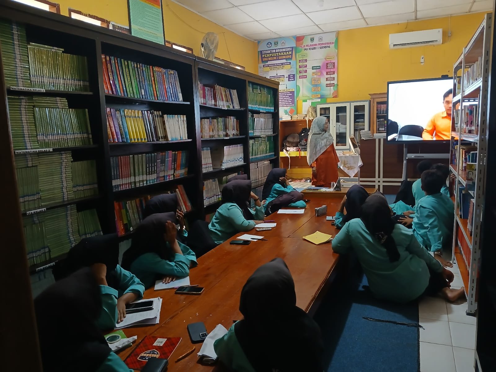 Pembelajaran Video Drama Bahasa inggris menggunakan media smart TV di perpustakaan SMA 7