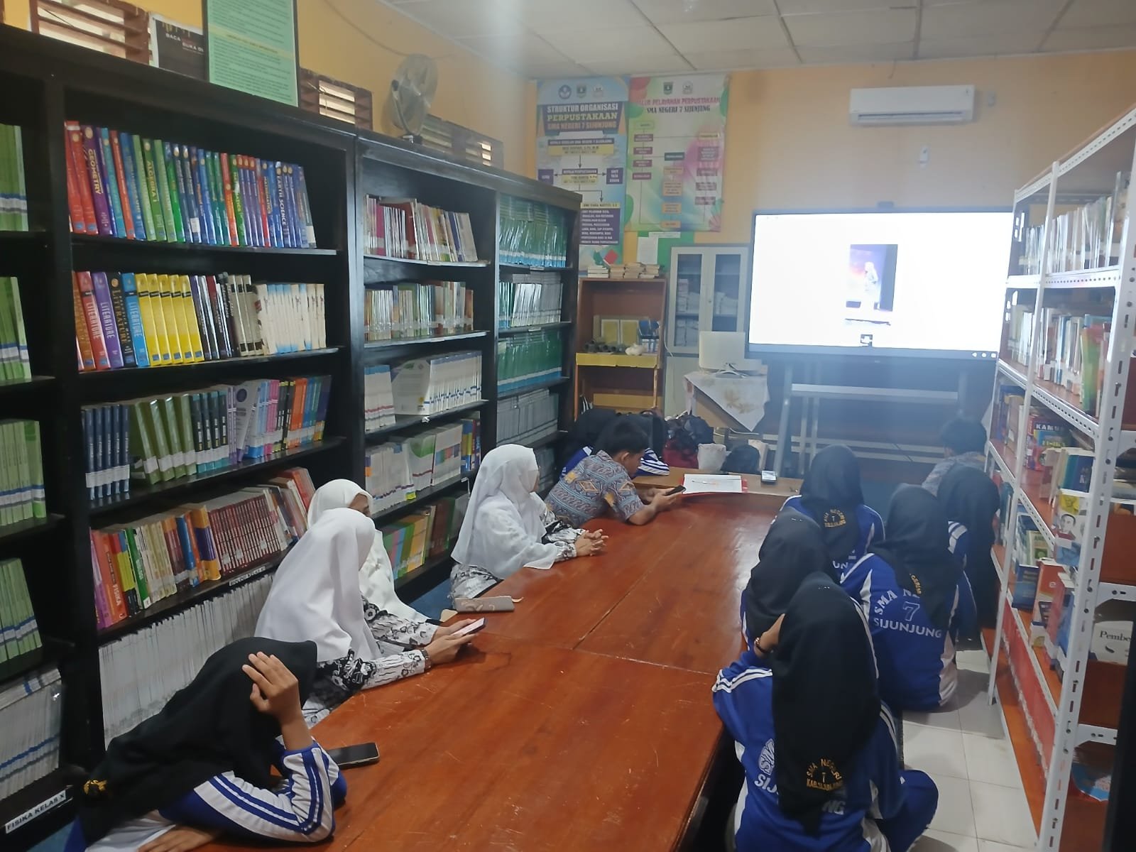 Pembelajaran PPKN menggunakan media smart TV di perpustakaan SMA 7