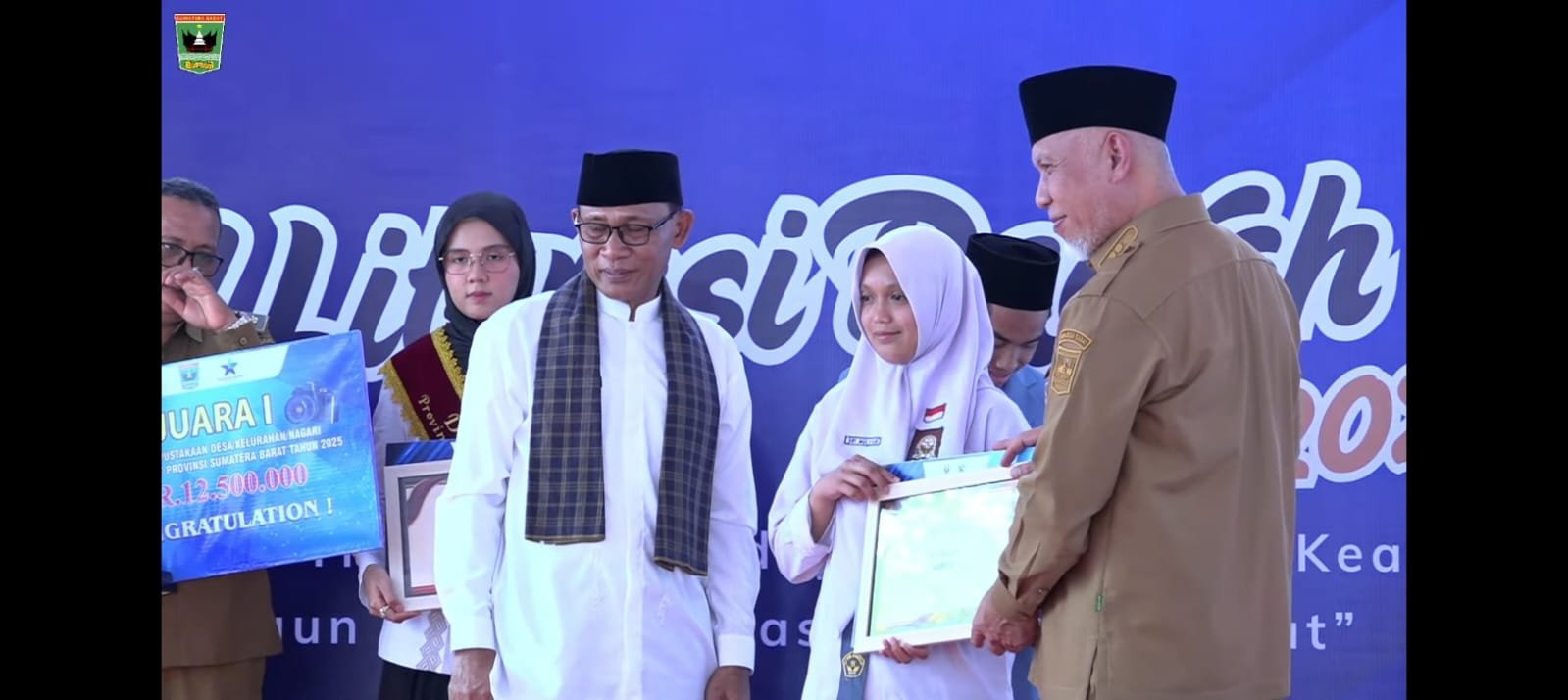 Penyerahanhadiah Juara 1 lomba resensi tingkat SMA/ MA se Sumatera Barat, Oleh Bapak Gubernur pada acara Festival Literasi.